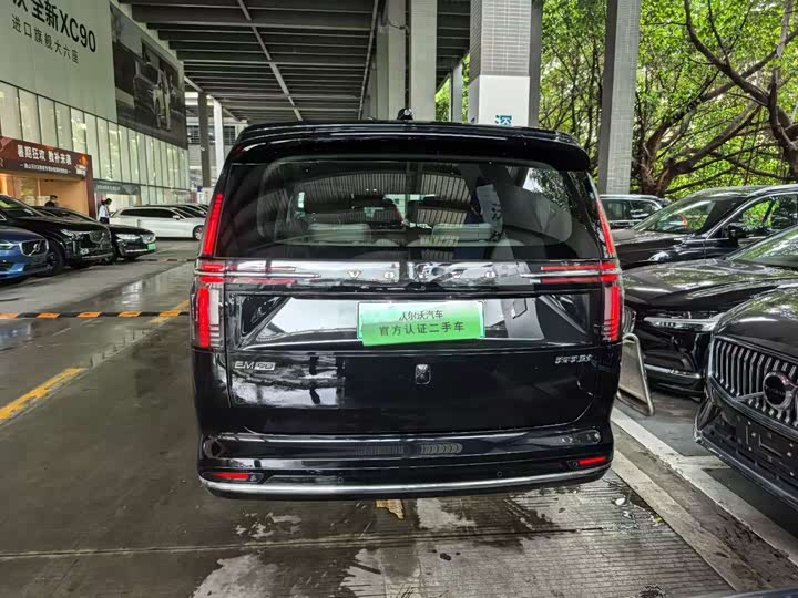 Фото 8 - Volvo EM90