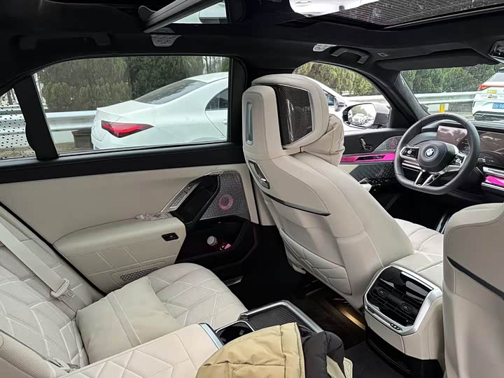 Фото 10 - BMW i7