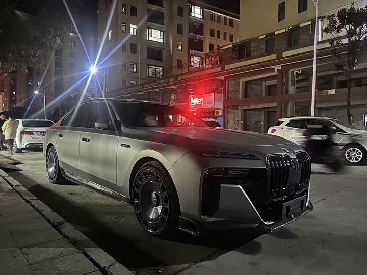 Фото 16 - BMW i7