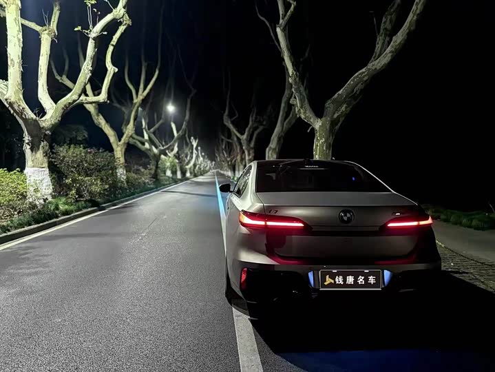 Фото 24 - BMW i7