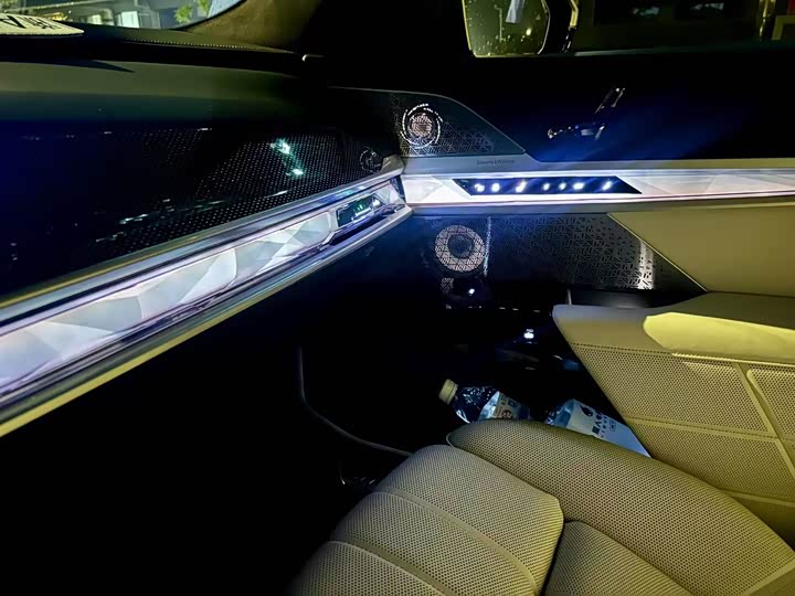 Фото 25 - BMW i7