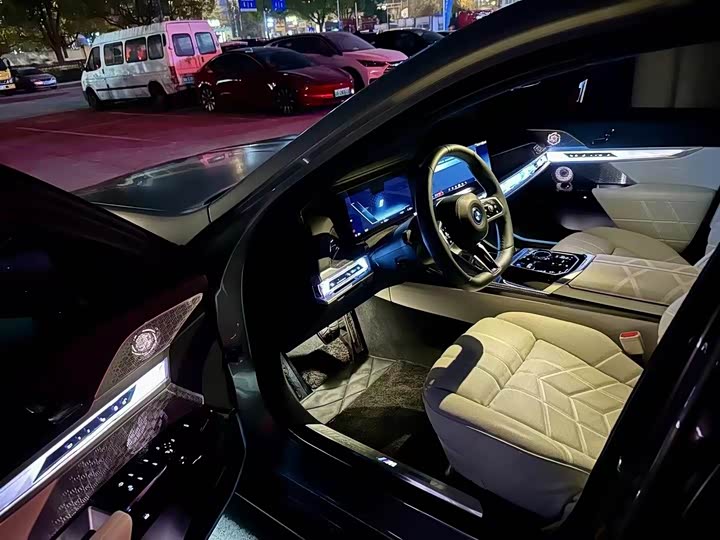 Фото 26 - BMW i7