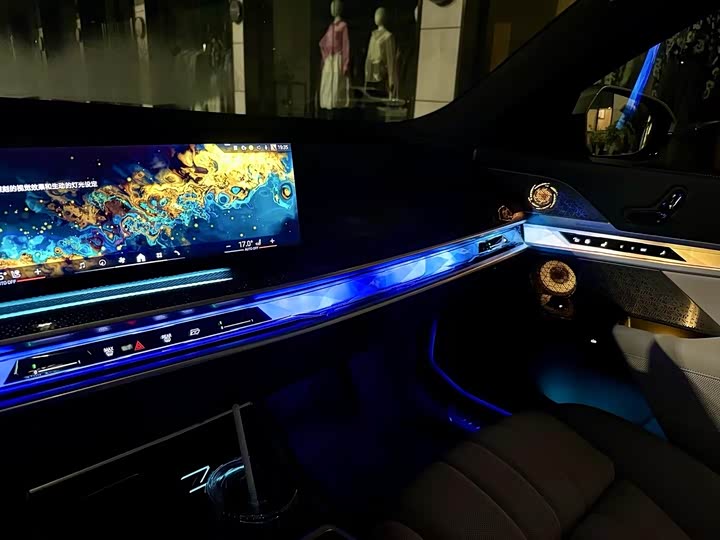 Фото 34 - BMW i7