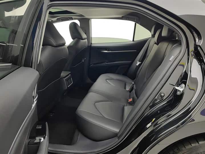 Фото 11 - Toyota Camry