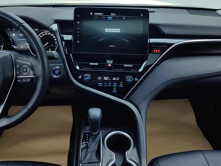 Фото 13 - Toyota Camry