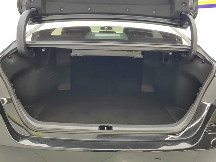 Фото 4 - Toyota Camry