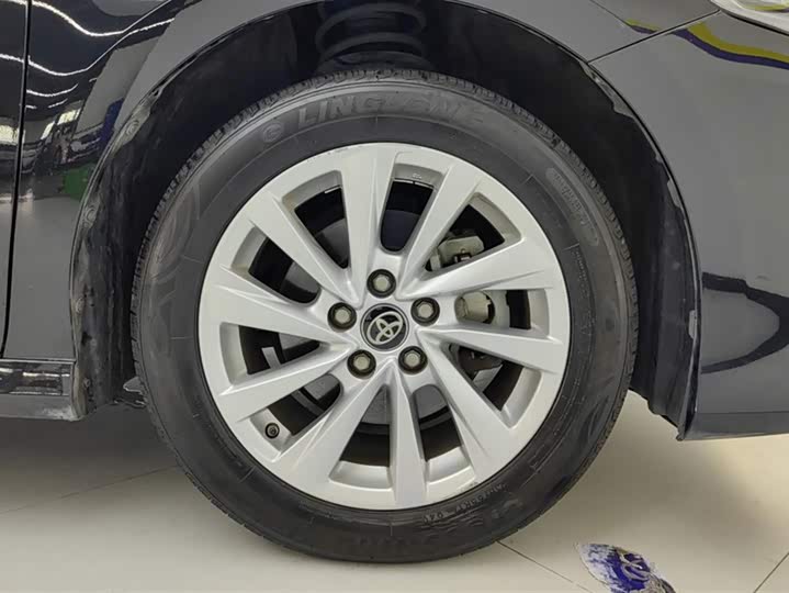 Фото 6 - Toyota Camry