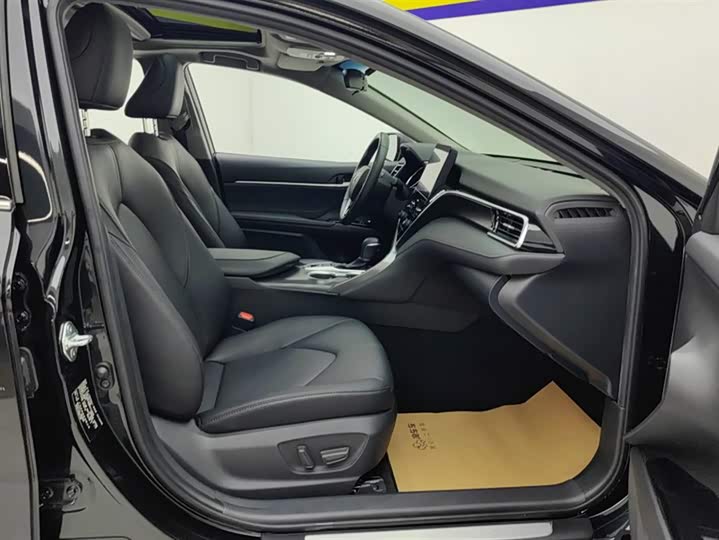 Фото 8 - Toyota Camry