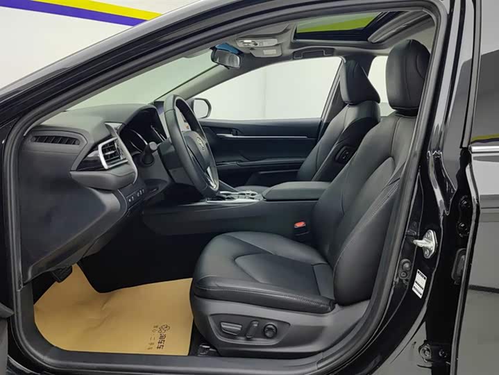 Фото 9 - Toyota Camry