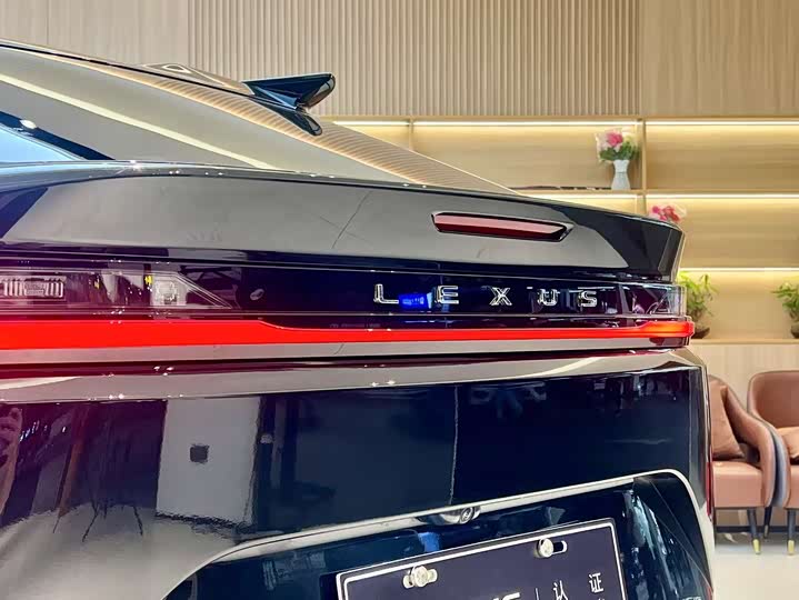 Фото 13 - Lexus RZ