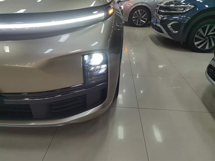 Фото 24 - LiXiang L8