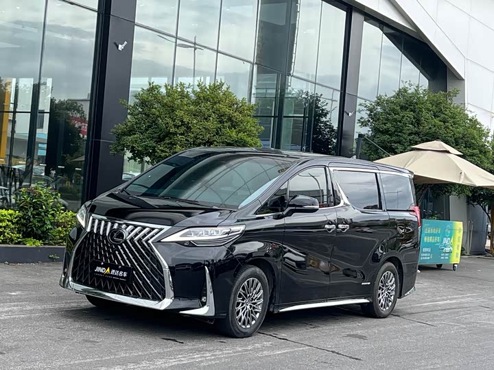 Фото 1 - Lexus LM