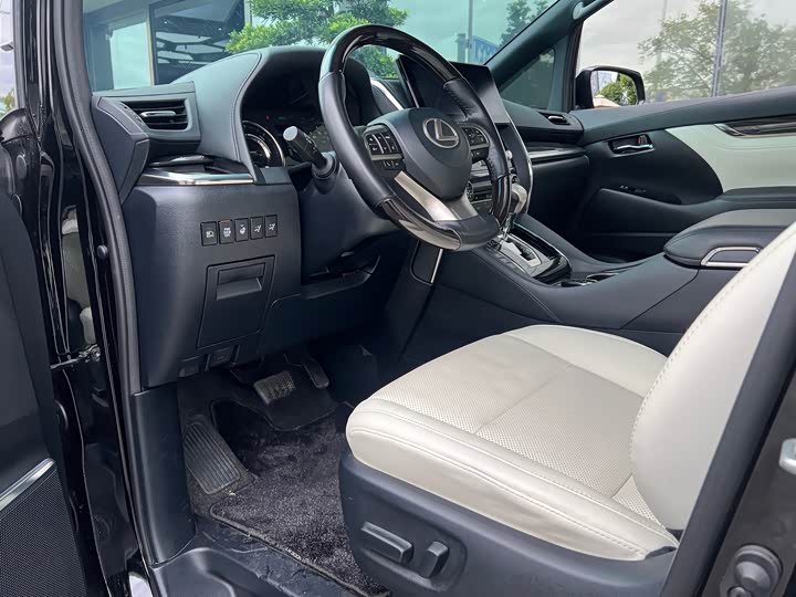 Фото 2 - Lexus LM