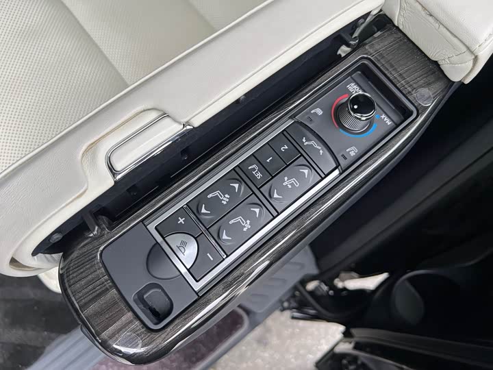 Фото 4 - Lexus LM