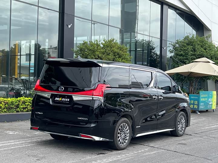 Фото 9 - Lexus LM