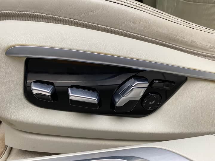 Фото 16 - BMW 7 Series