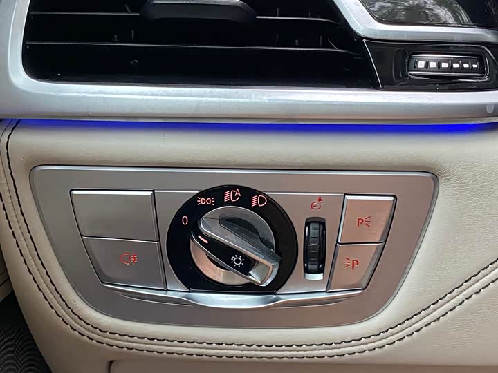 Фото 18 - BMW 7 Series