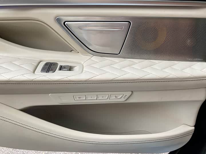 Фото 21 - BMW 7 Series