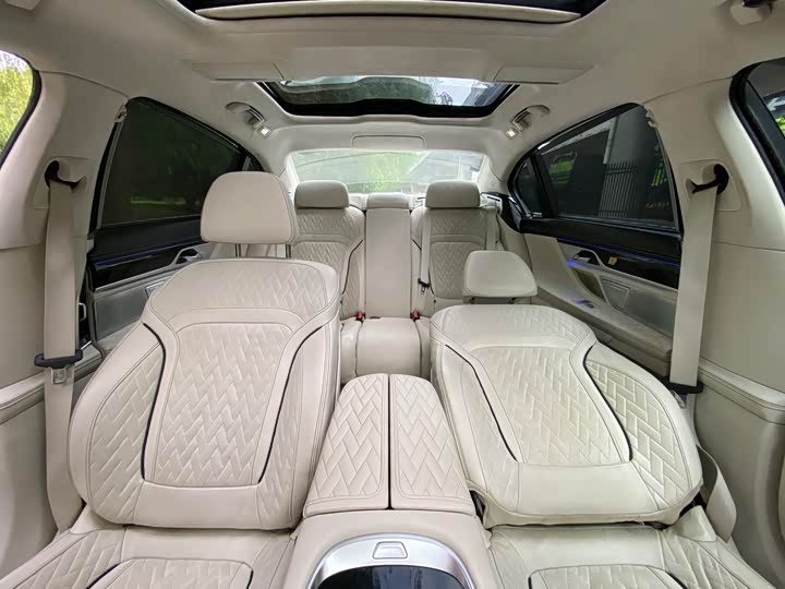 Фото 33 - BMW 7 Series