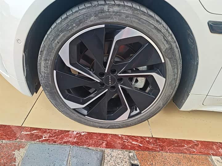 Фото 23 - Zeekr 001