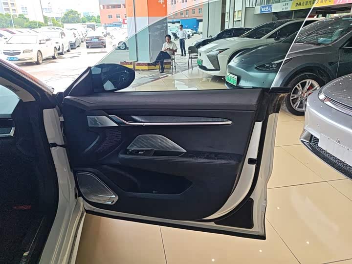 Фото 26 - Zeekr 001