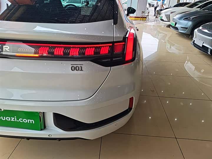 Фото 8 - Zeekr 001