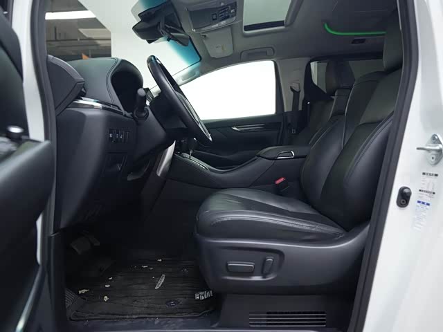 Фото 15 - Toyota Vellfire