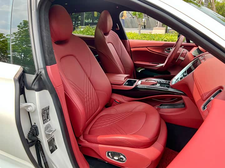 Фото 10 - Aston Martin DBX