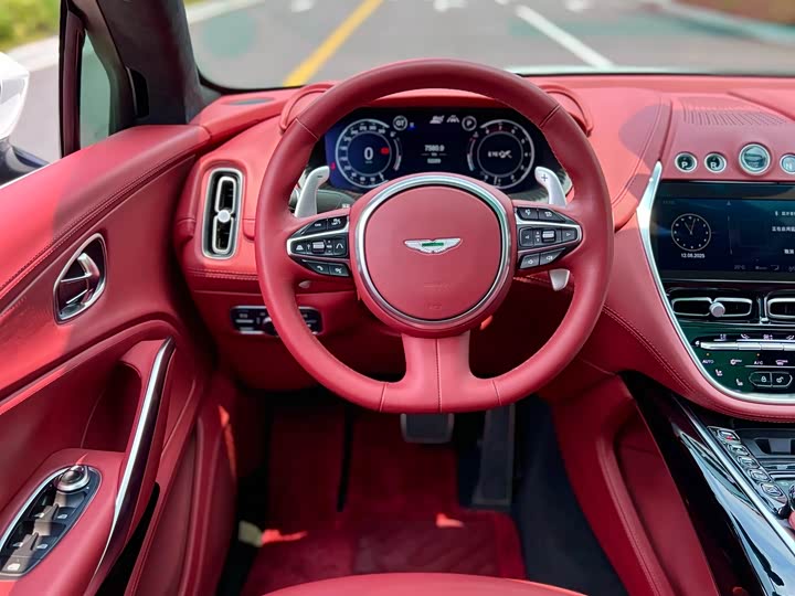 Фото 12 - Aston Martin DBX