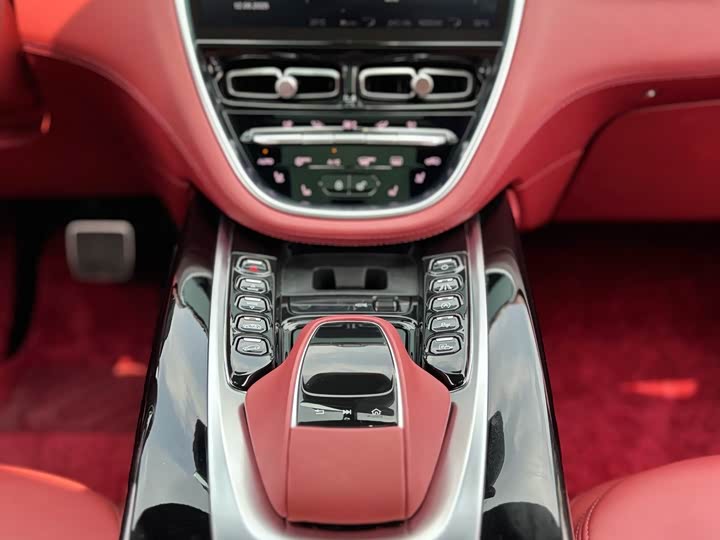 Фото 15 - Aston Martin DBX