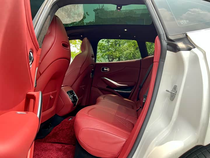 Фото 16 - Aston Martin DBX