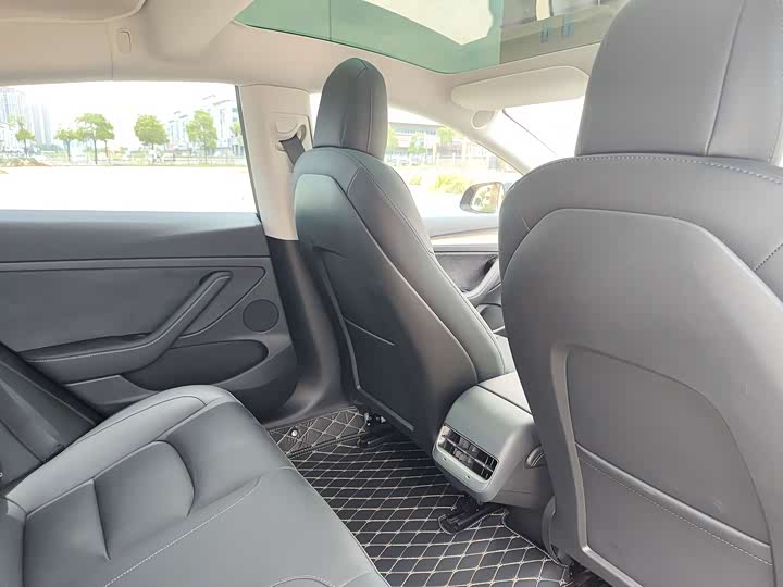 Фото 12 - Tesla Model 3