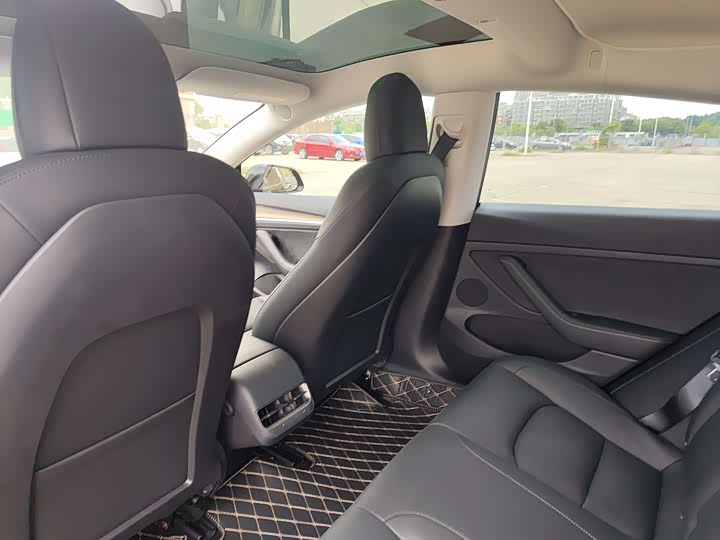 Фото 15 - Tesla Model 3