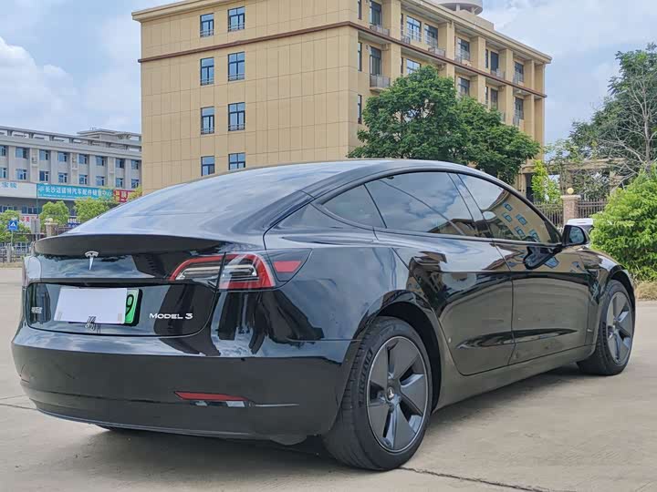 Фото 4 - Tesla Model 3