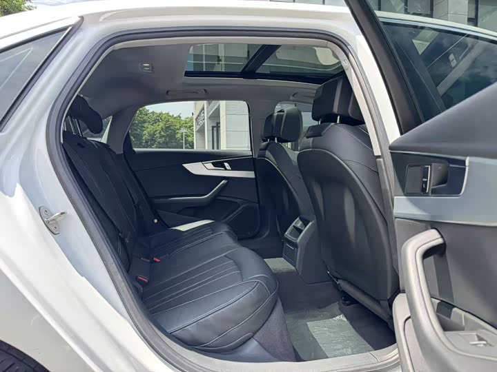 Фото 4 - Audi A4L