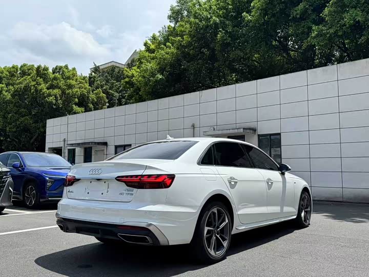 Фото 8 - Audi A4L