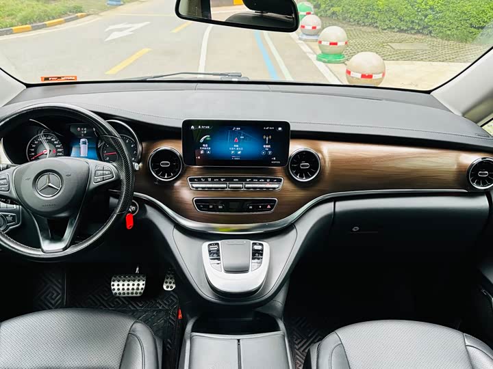 Фото 10 - Mercedes-Benz V-Class