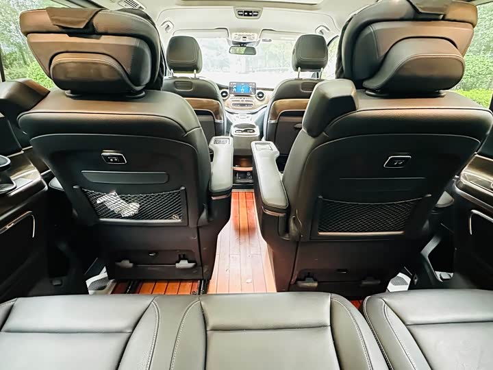 Фото 9 - Mercedes-Benz V-Class