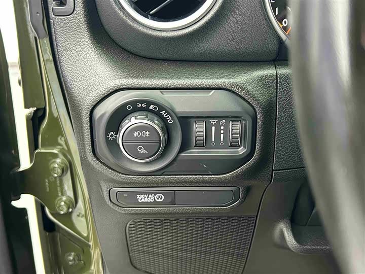 Фото 14 - Jeep Gladiator