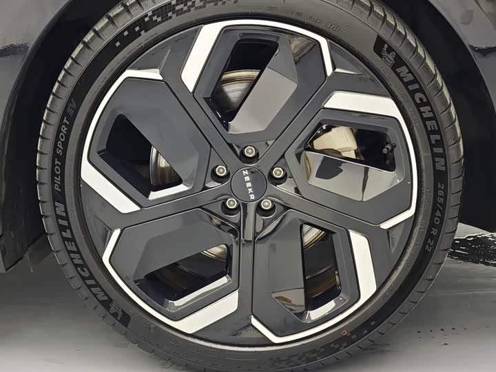 Фото 12 - Zeekr 001