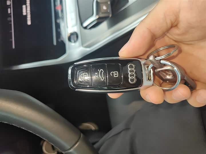 Фото 12 - Audi A6L