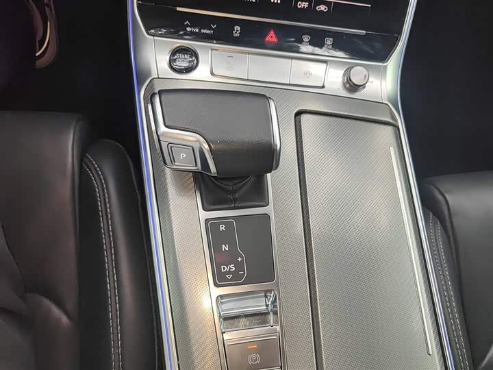 Фото 7 - Audi A6L