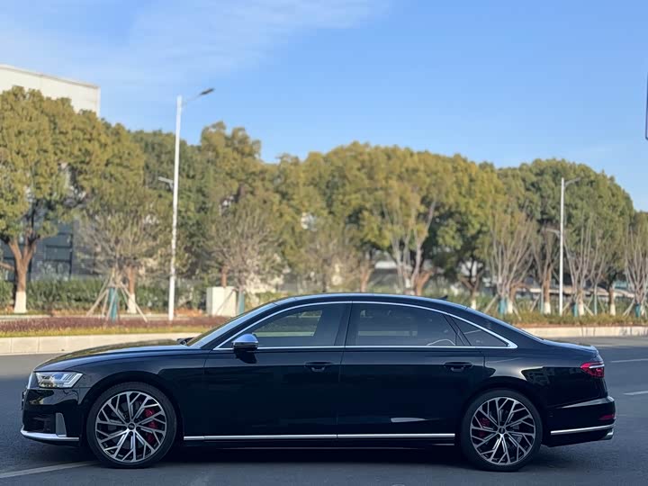 Фото 2 - Audi S8