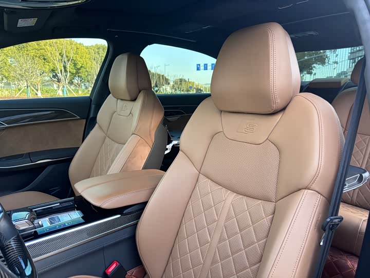 Фото 8 - Audi S8