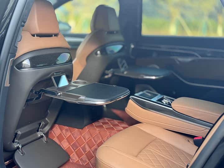 Фото 9 - Audi S8