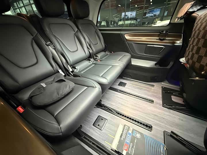 Фото 8 - Mercedes-Benz V-Class