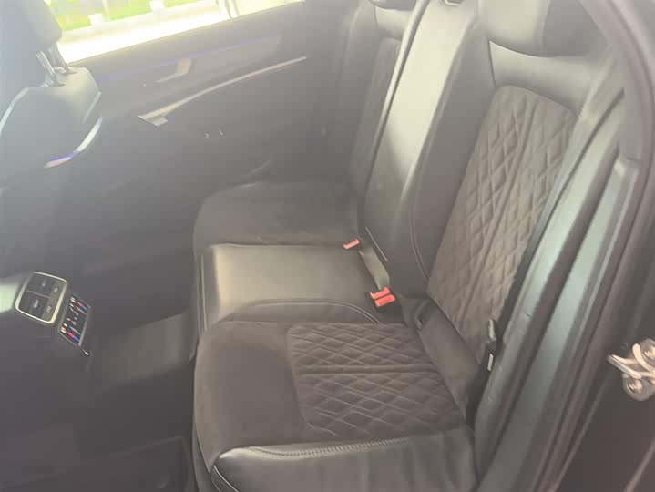 Фото 9 - Audi A6L