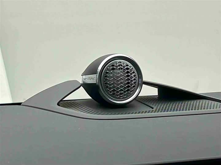 Фото 14 - Volvo EM90