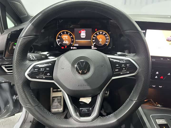 Фото 5 - Volkswagen Golf
