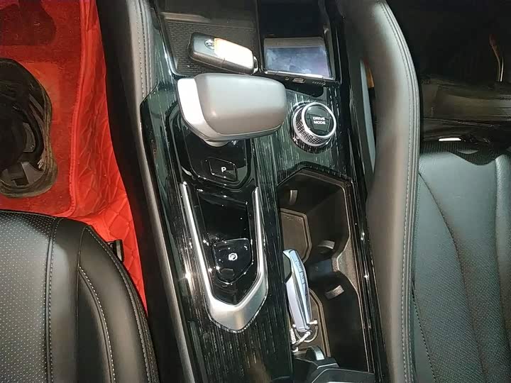 Фото 14 - Geely Monjaro